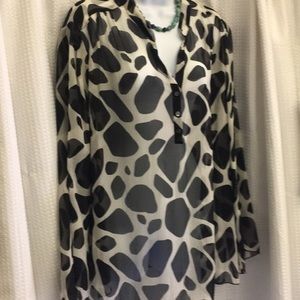 Black and white long sleeved giraffe print top.